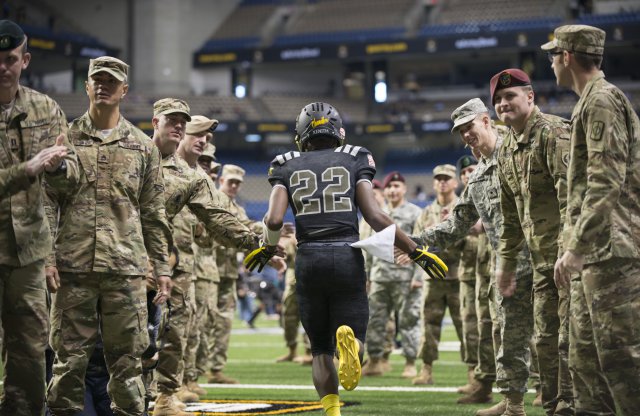 un poco Haciendo justa Under Armour and U.S. Army Host Top 100 Bowls, Football Fans Play VR Sim
